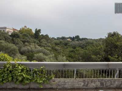 Qui, nel punto in cui l�antico fiume raggiunge la sua massima ampiezza pari a 200 metri, � possibile affacciandosi dalla recinzione ammirare il �fiume� dall�alto